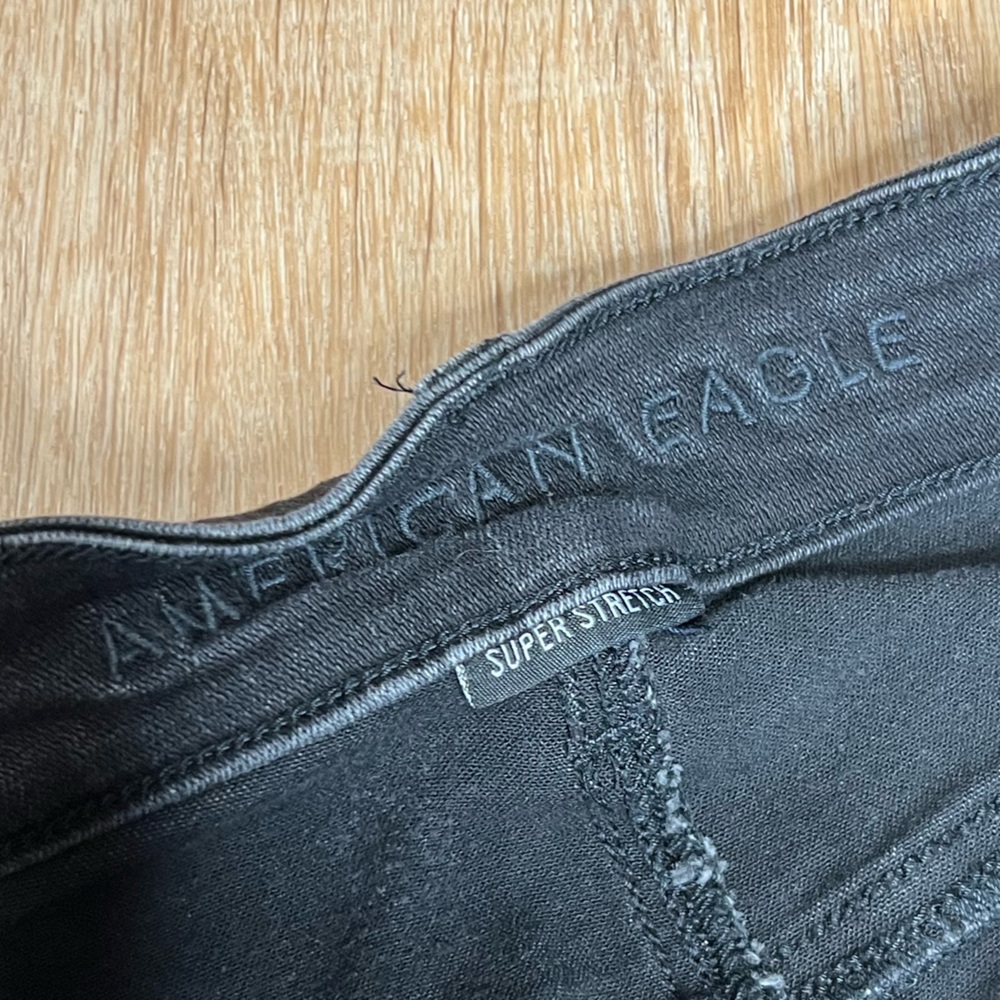 AMERICAN EAGLE high rise stretch jean. Black distressed Jean/jegging. Size 6. - Picture 5 of 7